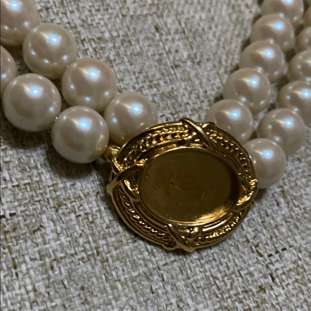 Vintage Cream and Gold Pearl Necklace - Picture 11 of 11